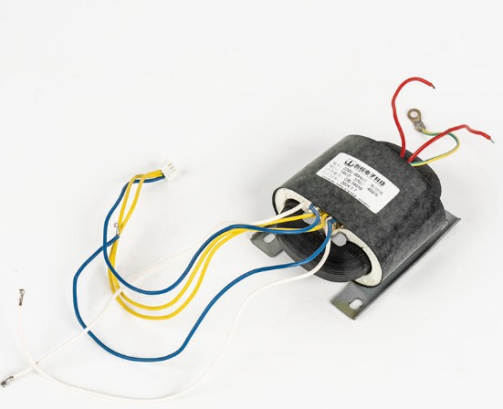 Ano ang mga pagkakaiba sa pagitan ng R-type na mga transformer at tradisyonal na EI/toroidal transformer?